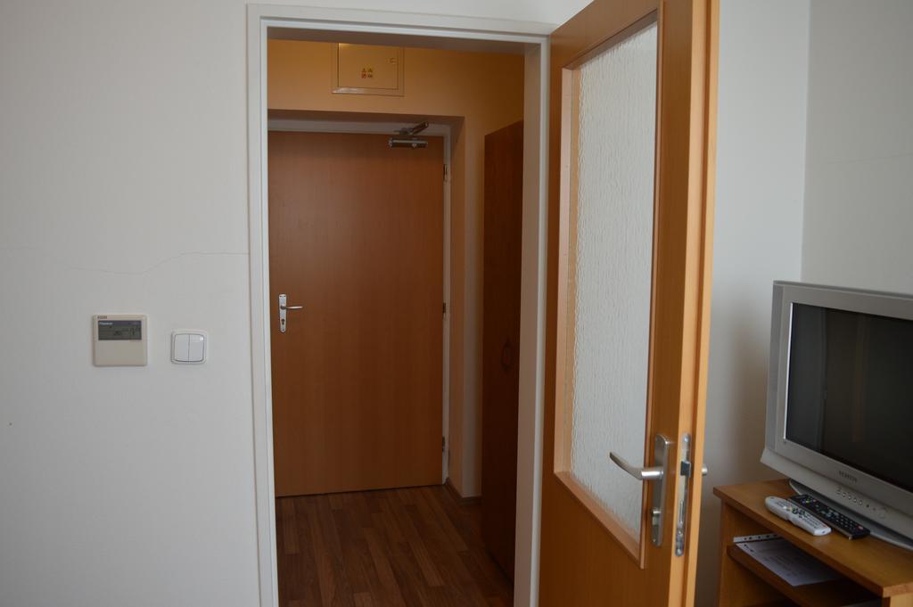 Garni Hotel SD Akademik Pressburg Exterior foto