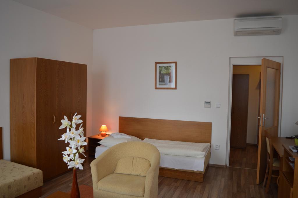 Garni Hotel SD Akademik Pressburg Zimmer foto