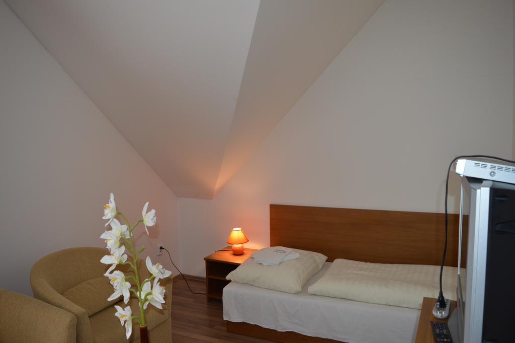 Garni Hotel SD Akademik Pressburg Zimmer foto