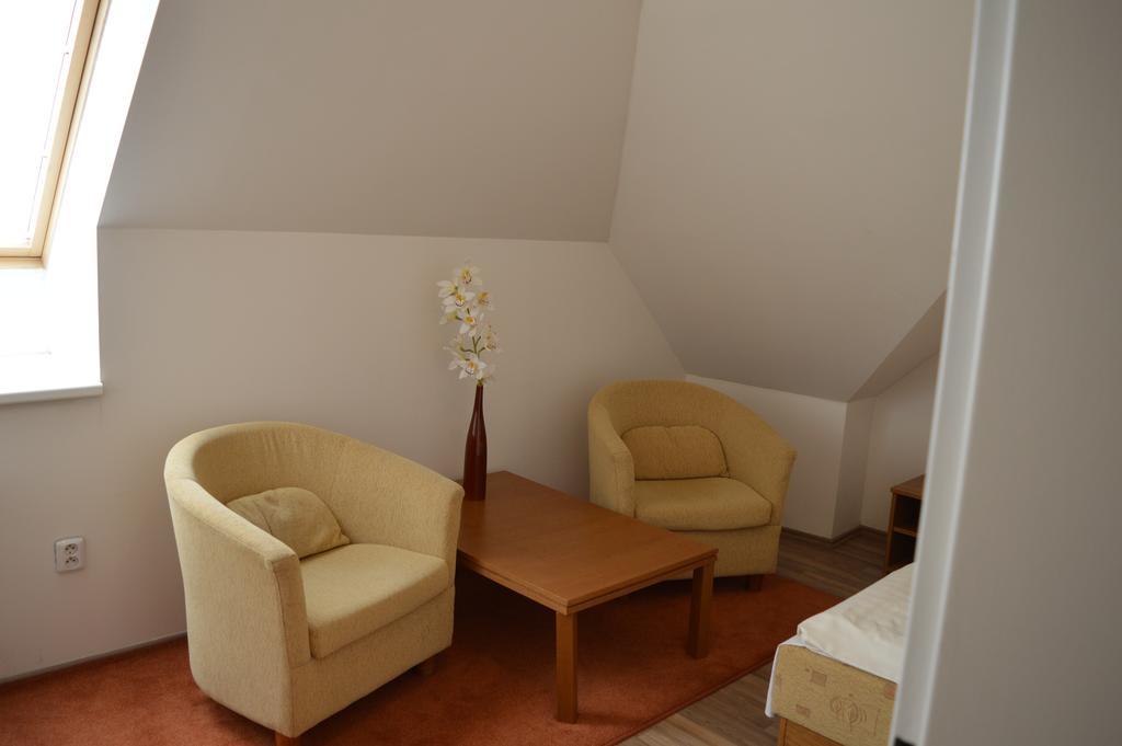 Garni Hotel SD Akademik Pressburg Zimmer foto