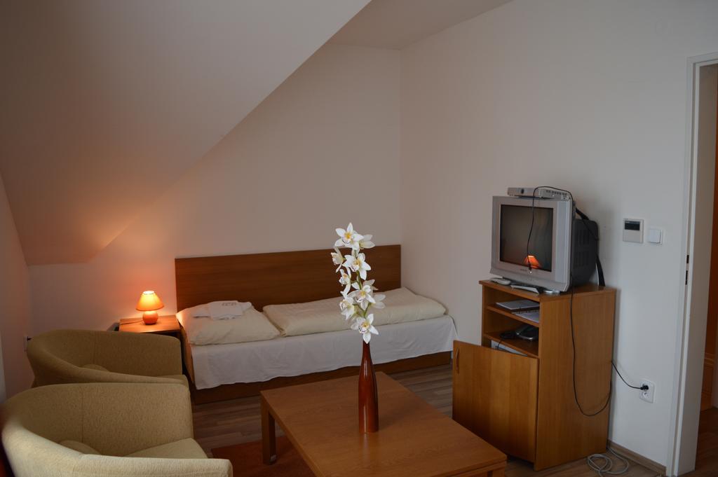 Garni Hotel SD Akademik Pressburg Zimmer foto